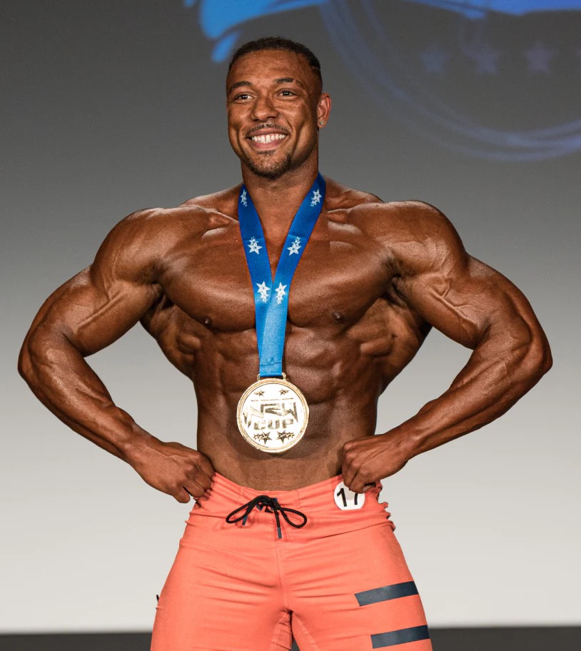 Tobey Rasheed mit Wettkampfmedaille