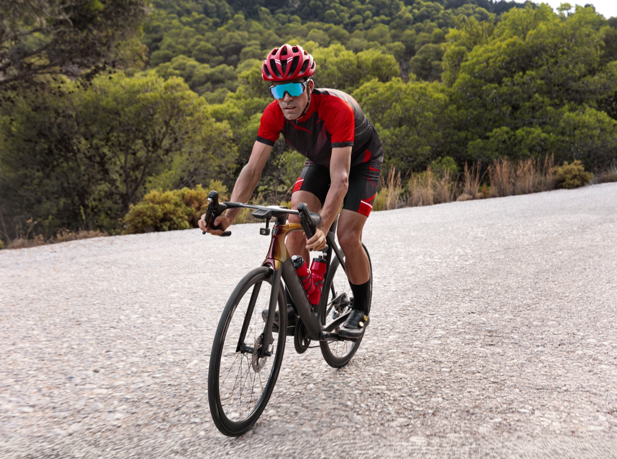 Radsportler auf einer Bergstraße