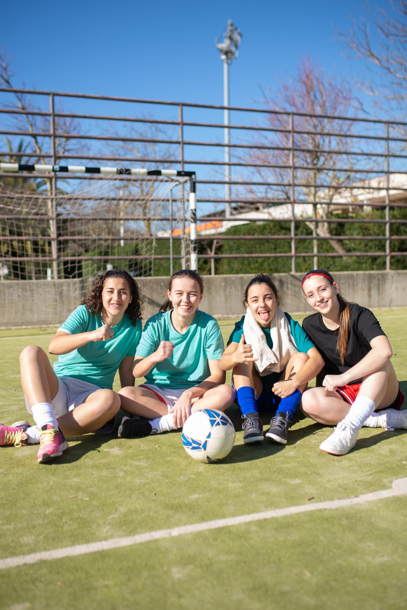 Teamsportlerinnen auf dem Spielfeld
